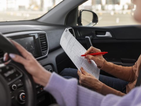 femme-passant-son-examen-permis-conduire-dans-vehicule